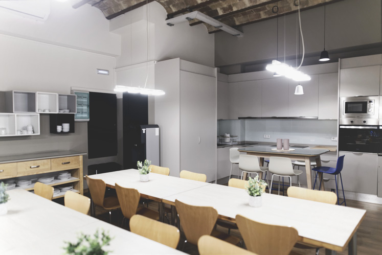 Equipped kitchen, breakfast buffet and dining options